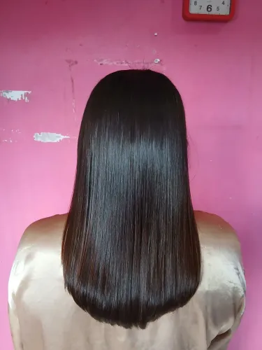 Seu cabelo naturalmente liso.