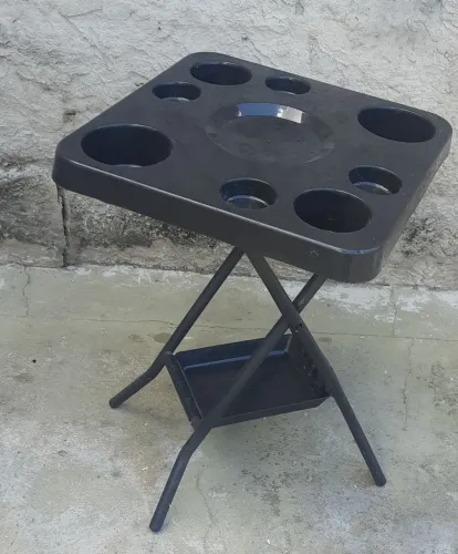 Mesa de plástico com suporte para cervejas