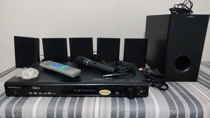 HOME THEATER BRITÂNIA C/ DVD, USB, KARAOKE C/ PONTUAÇÃO, 240W