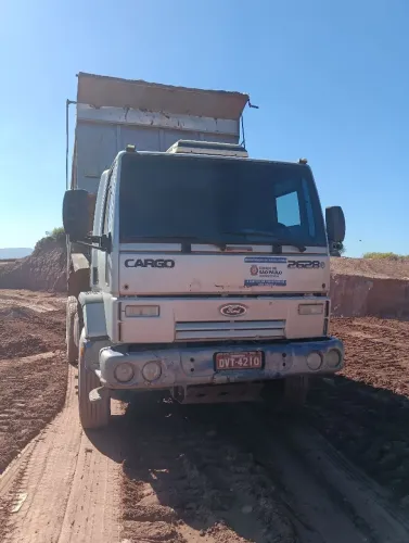 Caminhão caçamba traçada