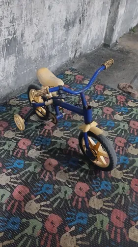 Bicicleta infantil Aro 12 precisando de reforma