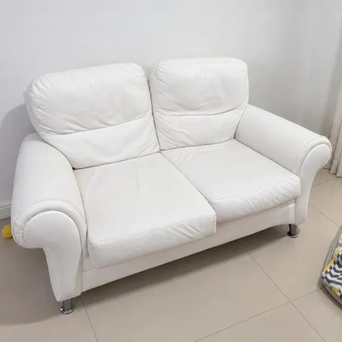 Sofá de couro branco