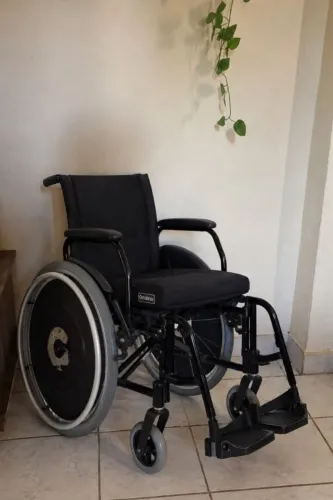 Cadeira de rodas dobrável