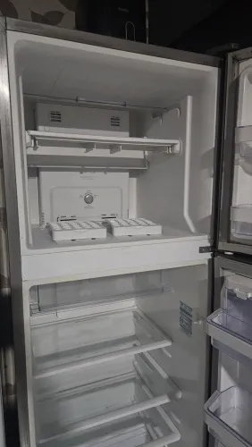 Geladeira inox Electrolux com dispenser na porta
