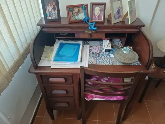 Escrivaninha Antiga com Esteira