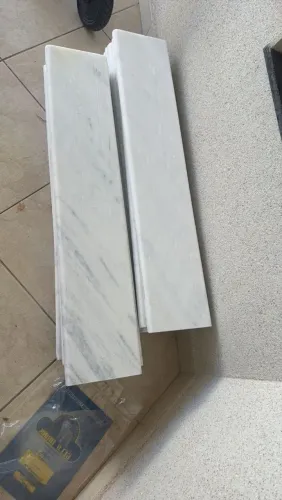 Borda de piscina em mármore