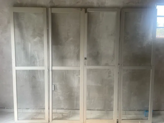 Porta quatro folhas esquadrilha de vidro