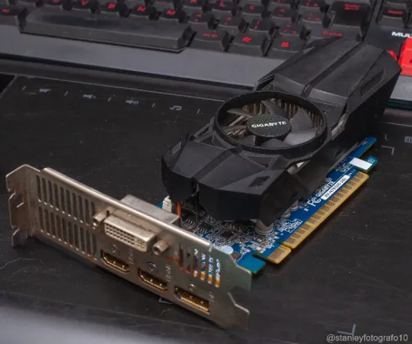 Placa de video Nvidia Gigabyte GTX 750 2 Gb 128 bits Impecavel Modelo ORIGINAL.