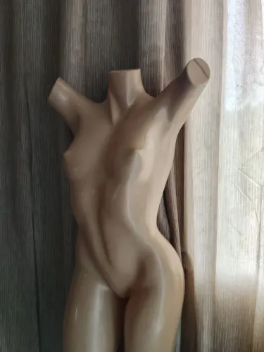 Manequim em ótimo estado cor bege/nude