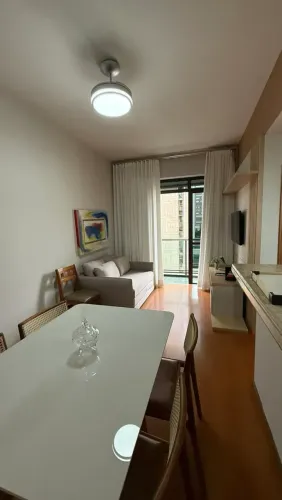 Alugo excelente flat mobiliado 41m2 com 1 vaga de garagem, na Savassi