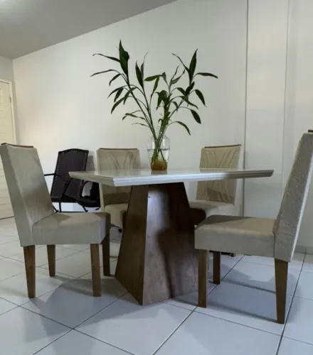 Mesa de jantar laqueada com 4 cadeiras