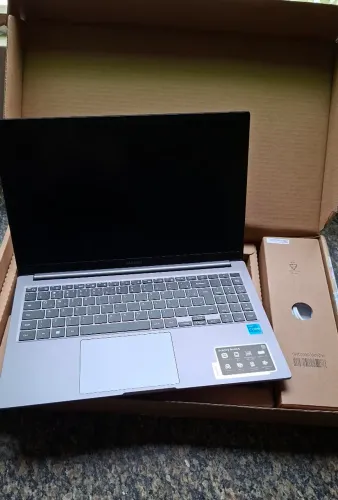 GALAXY BOOK4 - i3, 8GB, 256 SSSD
