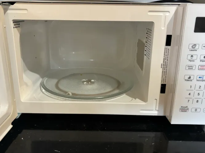 Microondas Cor Branca R$300,00