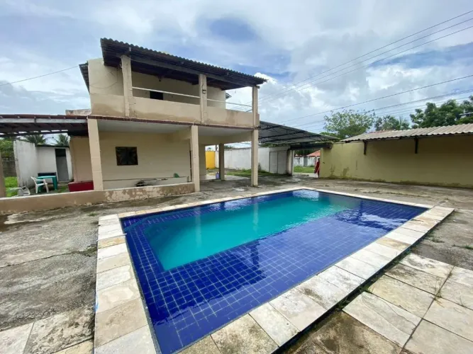 Casa duplex com 07 quartos sendo 03 suítes para alugar em Caucaia.