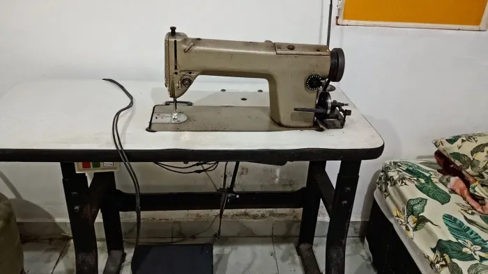Máquina de costura reta industrial marca Singer