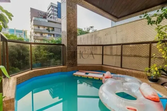 Apartamento de 158m² com piscina privativa próximo à Encol