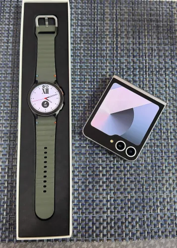 Samsung ZFlip 6 com Galaxy Watch 7