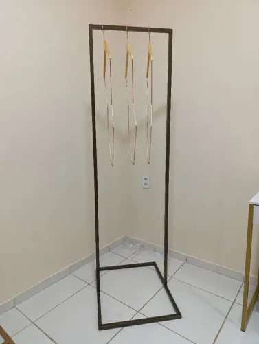 Vendo Arara com cabides silhueta