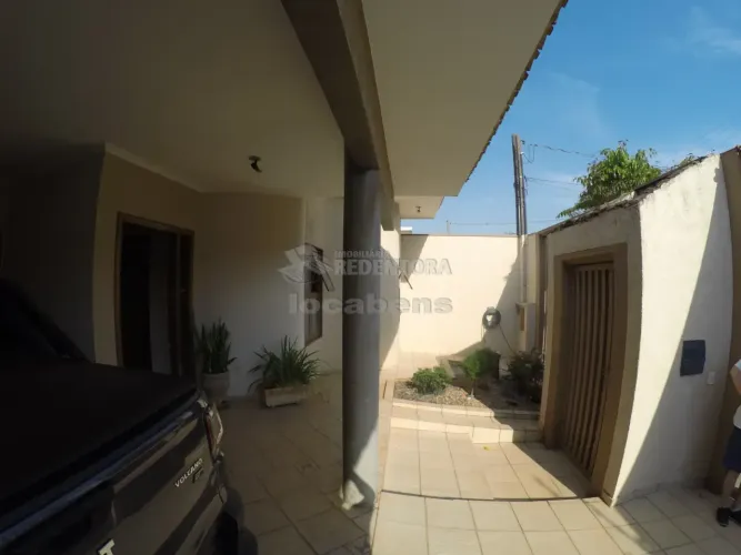 Casa na região Leste de São José do Rio Preto, com 03 quartos e 03 banheiros e área ampla 