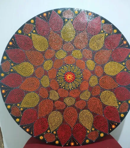 Mandala de 60cm e Incensários pintados a mão com a técnica do pontilhismo.