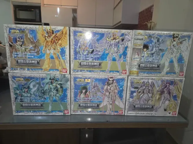 Set com as miniaturas Cloth Myth dos Cavaleiros de Bronze V4 e Atena Bandai