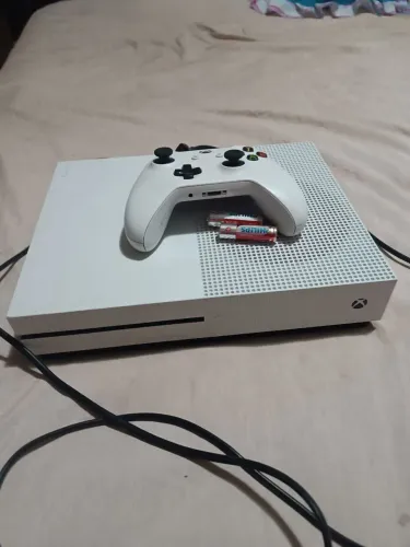 Venda de um Xbox one s 1tb, usado poucas vezes com 1 manete