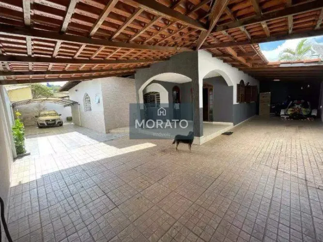 Casa 3 Quartos com Suíte e 6 Vagas no Jardim Riacho das Pedras.