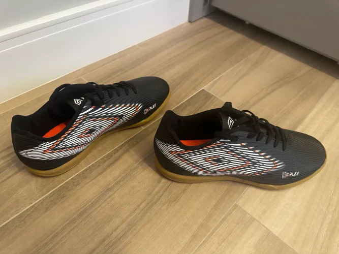 2 Chuteiras Umbro (Sintético + Futsal)