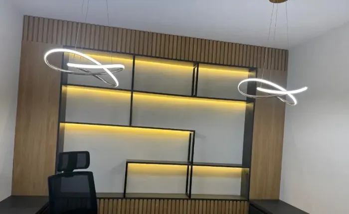 Estante com ripado (MDF/Metalon) e luz de led
