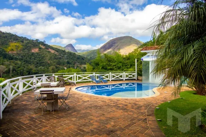 Casa com 4 dormitórios à venda, 400 m² por R$ 3.950.000,00 - Nogueira - Petrópolis/RJ