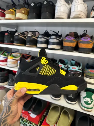 Air Jordan 4 Thunder
