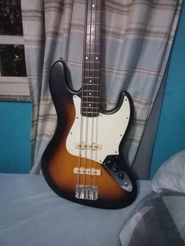 Fender Squier Jazz Bass 2011 com upgrades