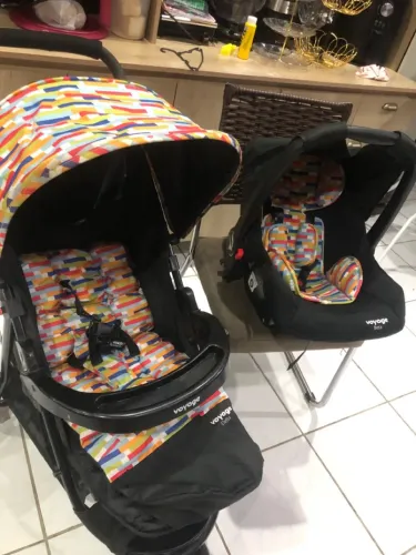 Carrinho de bebê + bebê confort semi novo
