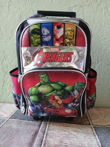 Mochila Avengers acompanha bolsinha de lápis e lancheira térmica