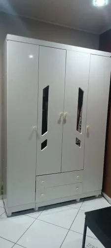 ? Guarda-Roupa Infantil Branco 4 Portas e 2 Gavetas - Ótimo Estado