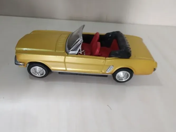 Miniatura Ford Mustang Convertible 1/43 (10,5 cm.) - Amarelo Mostarda