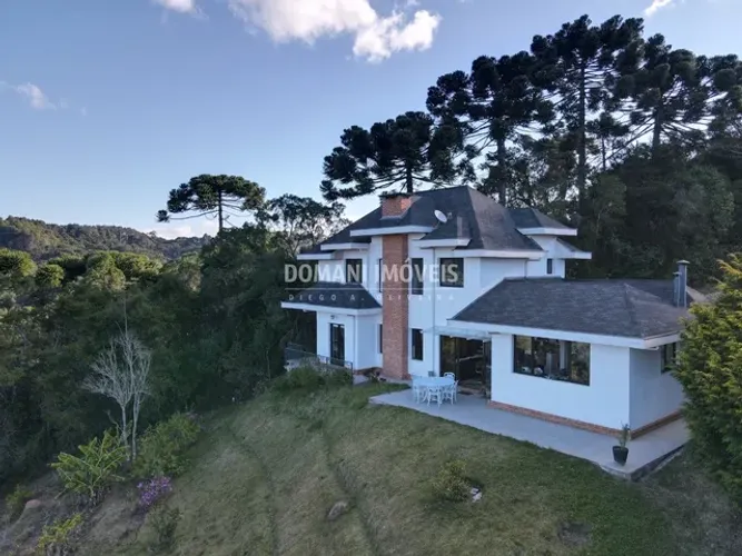 Casa à Venda em Condomínio Fechado na Região do Alto da Boa Vista - Campos do Jordão/SP