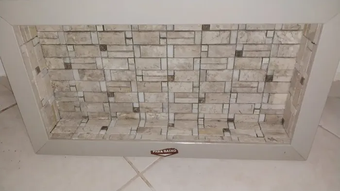Nicho de  porcelanato e pastilhas  para banheiro 