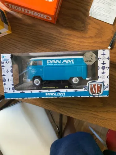 Miniatura M2 Kombi Pan Am 1960 vw delivery van R90/21-18