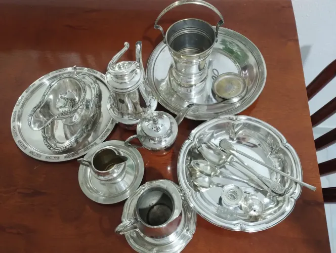 Utensílios domésticos banhado de prata.