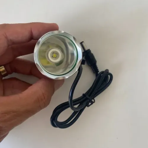 C131 Farol de led novo e super potente bateria não inclusa