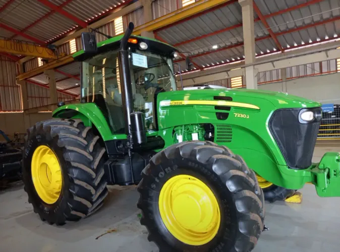 Trator John Deere 7230 ano 2018, 4x4, com 13.200 horas, em SP