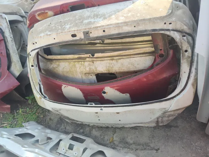 Tampa traseira porta-malas Ford New Fiesta Hatch
