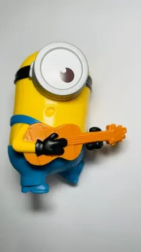 Boneco Minion- Mc Lanche Feliz Stuart Com Violão - altura 7 cm (meu malvado favorito)