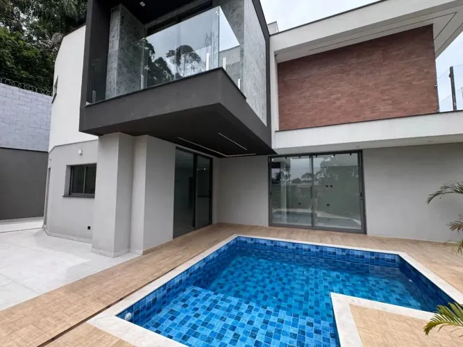 Casa com Piscina à Venda no Condomínio Real Park Arujá  Vista Permanente para Área de Pres