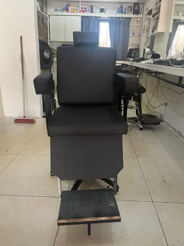 Cadeira de barbeiro estado muito bom couro novo funcionando tudo