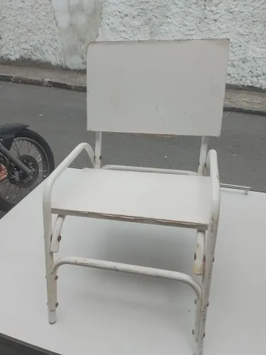 Cadeira  baixa de ferro ,madeira  e super resistente 