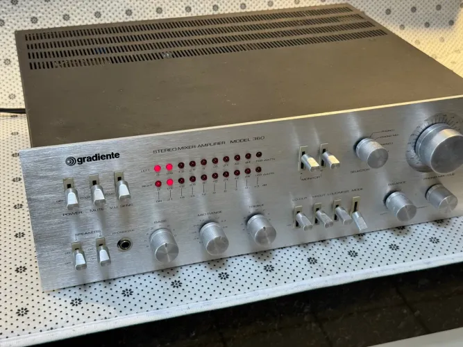 Amplificador Gradiente Model 360 (Peça de coleção)! Excelente estado de originalidade.