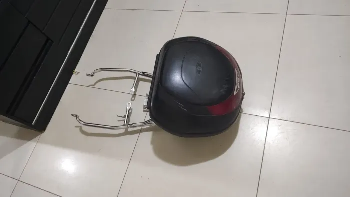 Vendo, baú give 45l mais bagageiro Titan