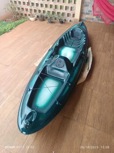 Caiaque de pesca e remo